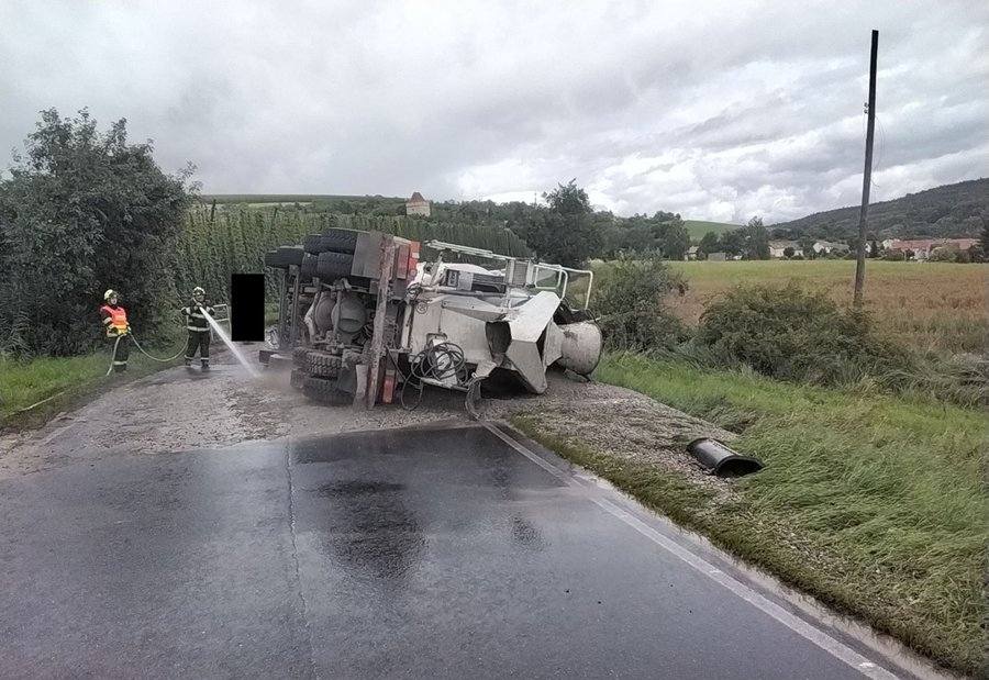 AKTUÁLNĚ: U Vinařic na Lounsku se převrátil mix. Beton se vylil na silnici