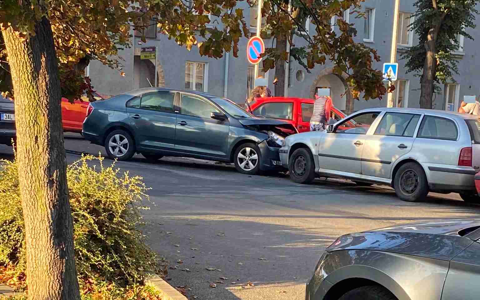 AKTUÁLNĚ: V Lounech u nádraží se srazila dvě auta. Řidička zřejmě nedávala pozor