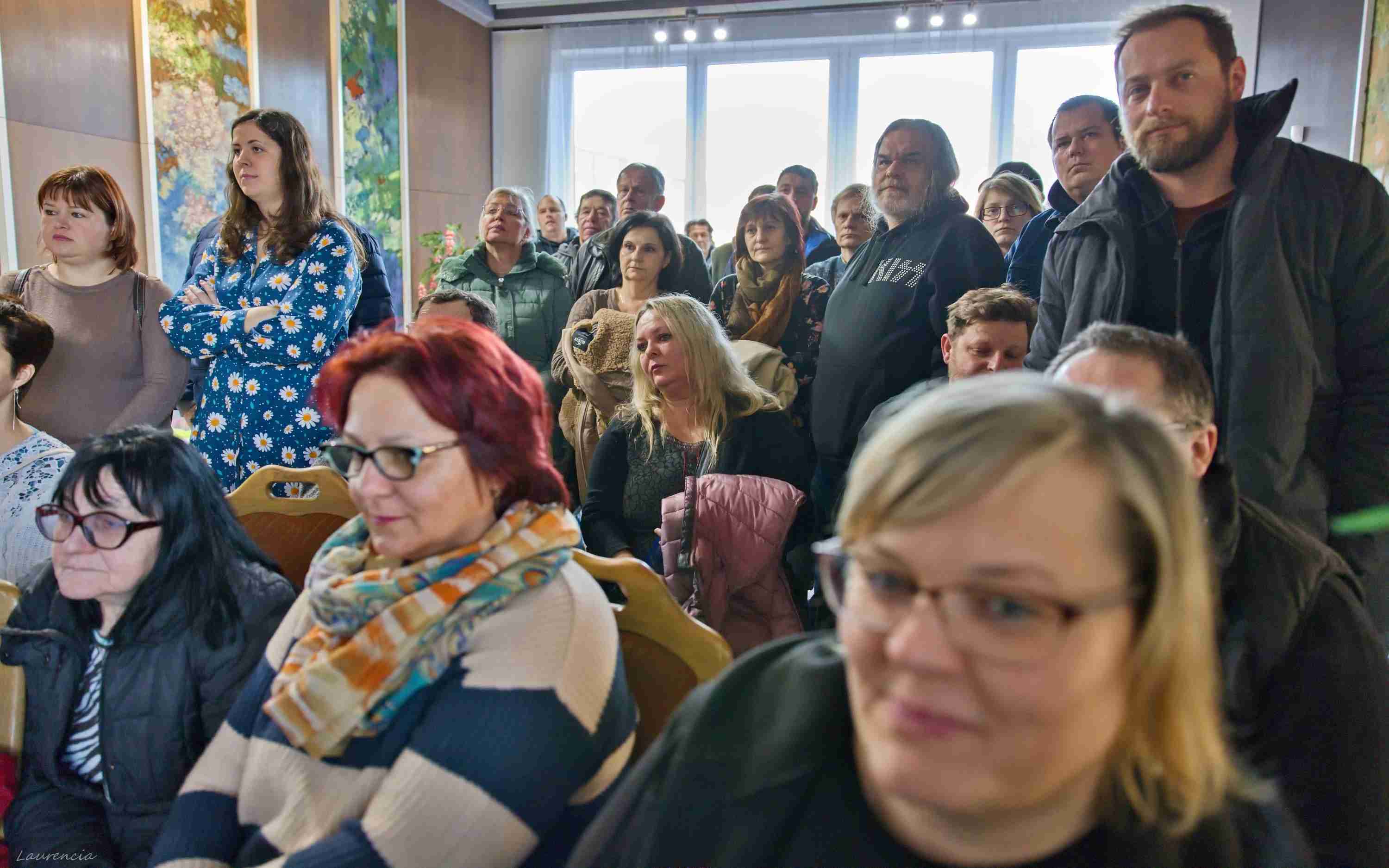 FOTO: O promítání historických filmových dokumentů o Kryrech byl mezi lidmi obrovský zájem. Někteří návštěvníci se do přeplněné místnosti nevešli