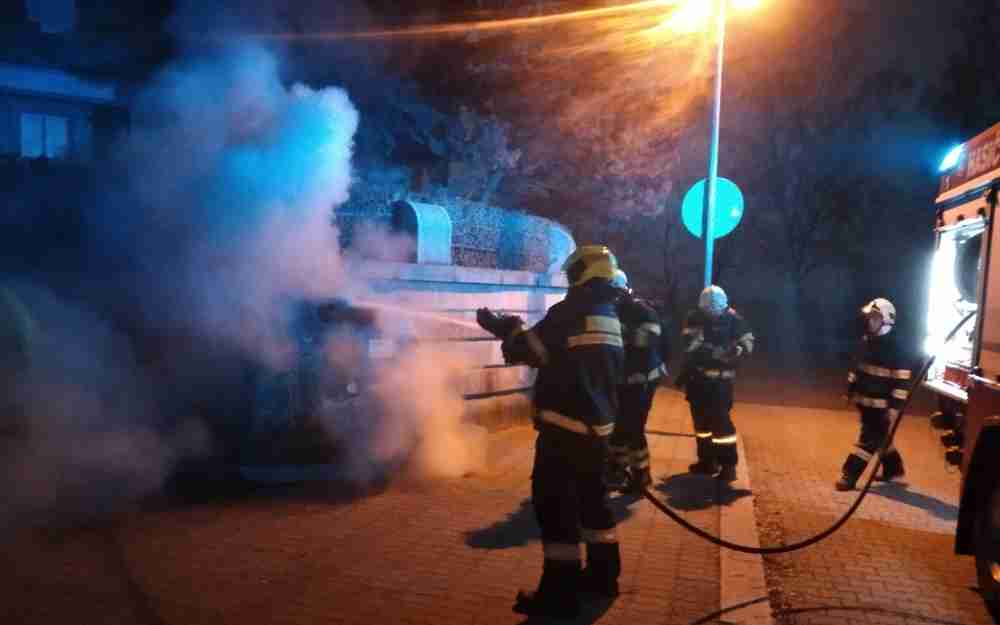 FOTO: V Postoloprtech hořel kontejner na papír. Hrozilo, že se požár rozšíří i na další popelnice