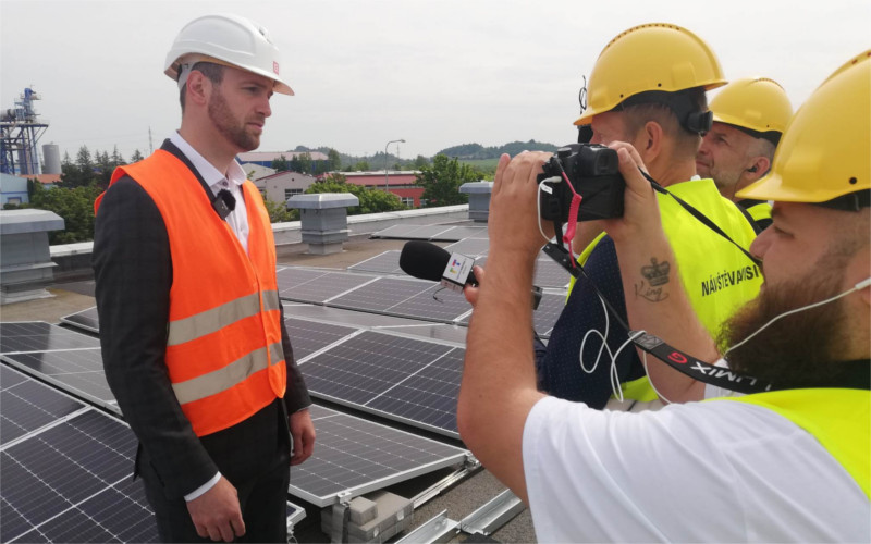 VIDEOREPORTÁŽ: Na střeše závodu Aisan v Lounech vzniká jedna z největších fotovoltaických elektráren v Česku 