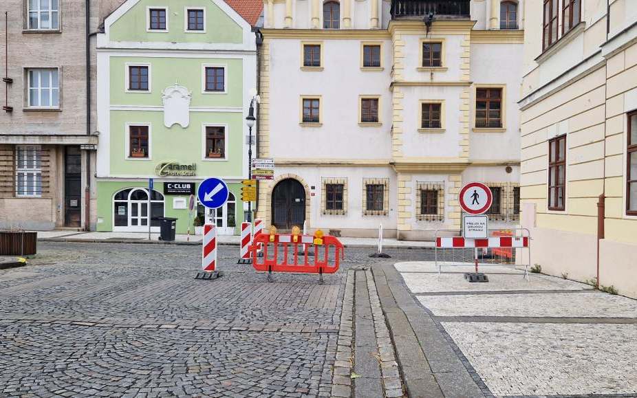 UPOZORNĚNÍ: V centru Loun začaly platit dopravní uzavírky a omezení. Začala rekonstrukce vodovodu