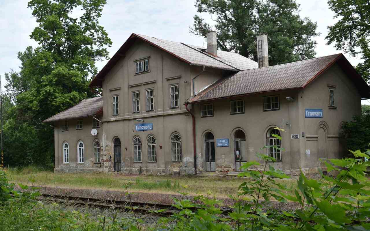 Nádraží v Trnovanech u Žatce by mohlo sloužit ke vstupu turistů do chmelařské krajiny