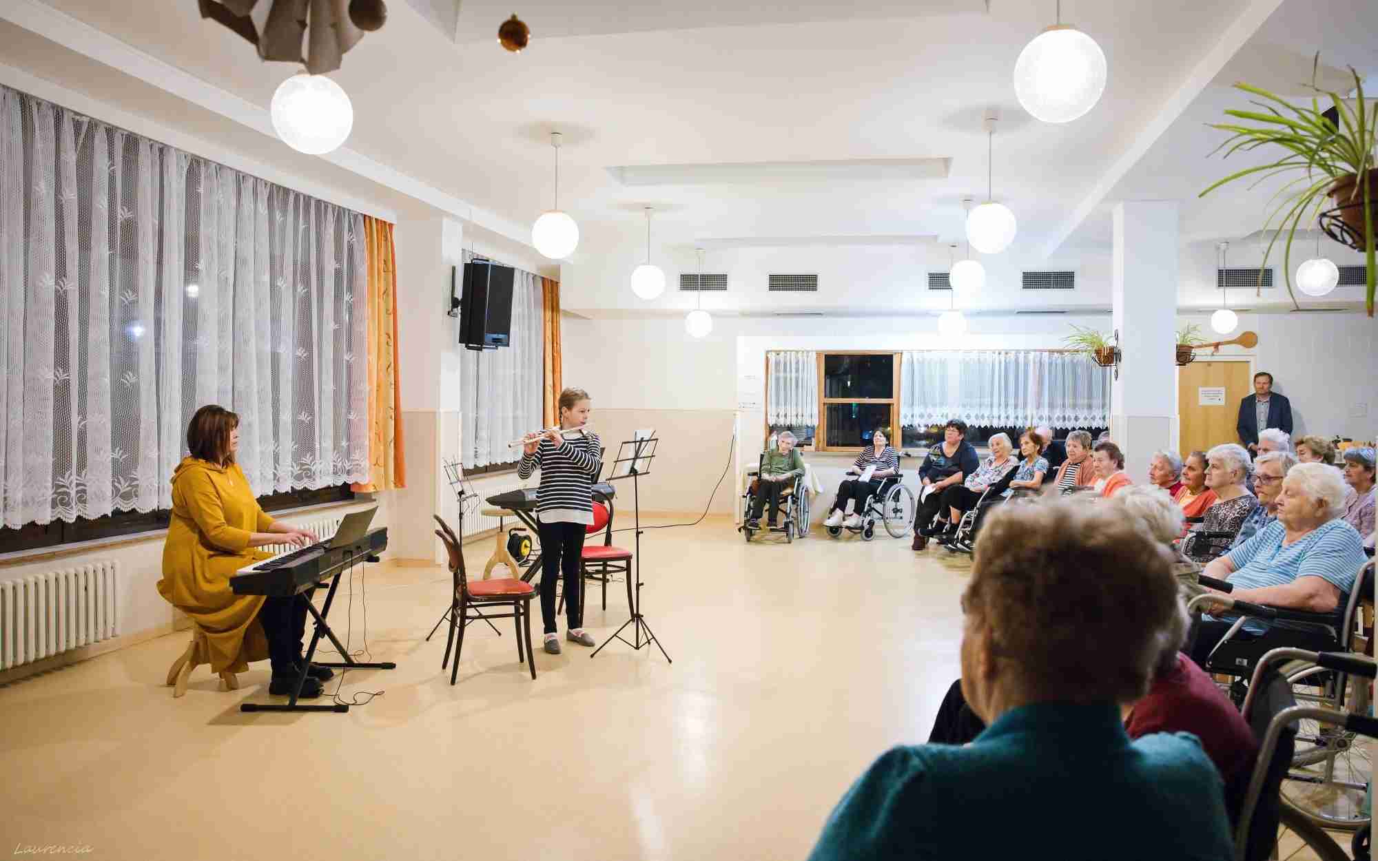 OBRAZEM: Mladí umělci uspořádali koncert pro podbořanské seniory