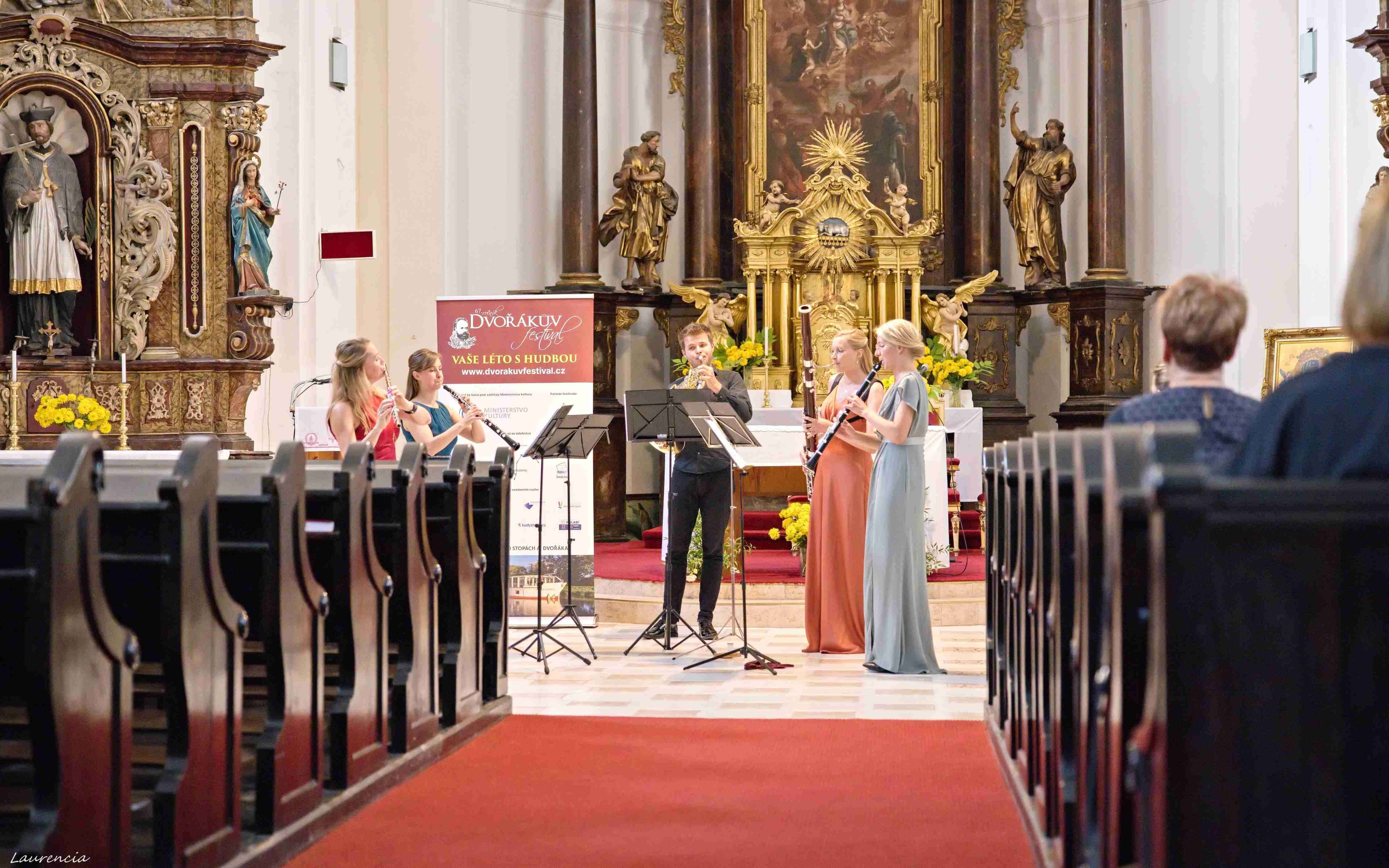 FOTO: Z kostela v Podbořanech se linuly tóny klasické hudby. Konal se tam Dvořákův festival
