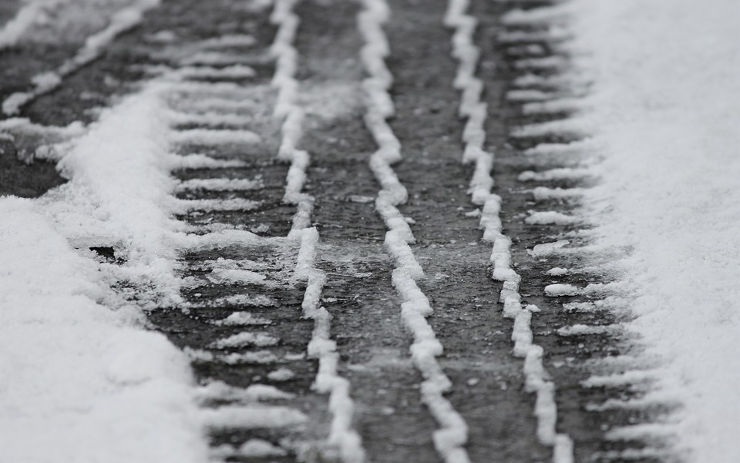 VÝSTRAHA: Meteorologové varují před náledím, hrozí úrazy a komplikace v dopravě 