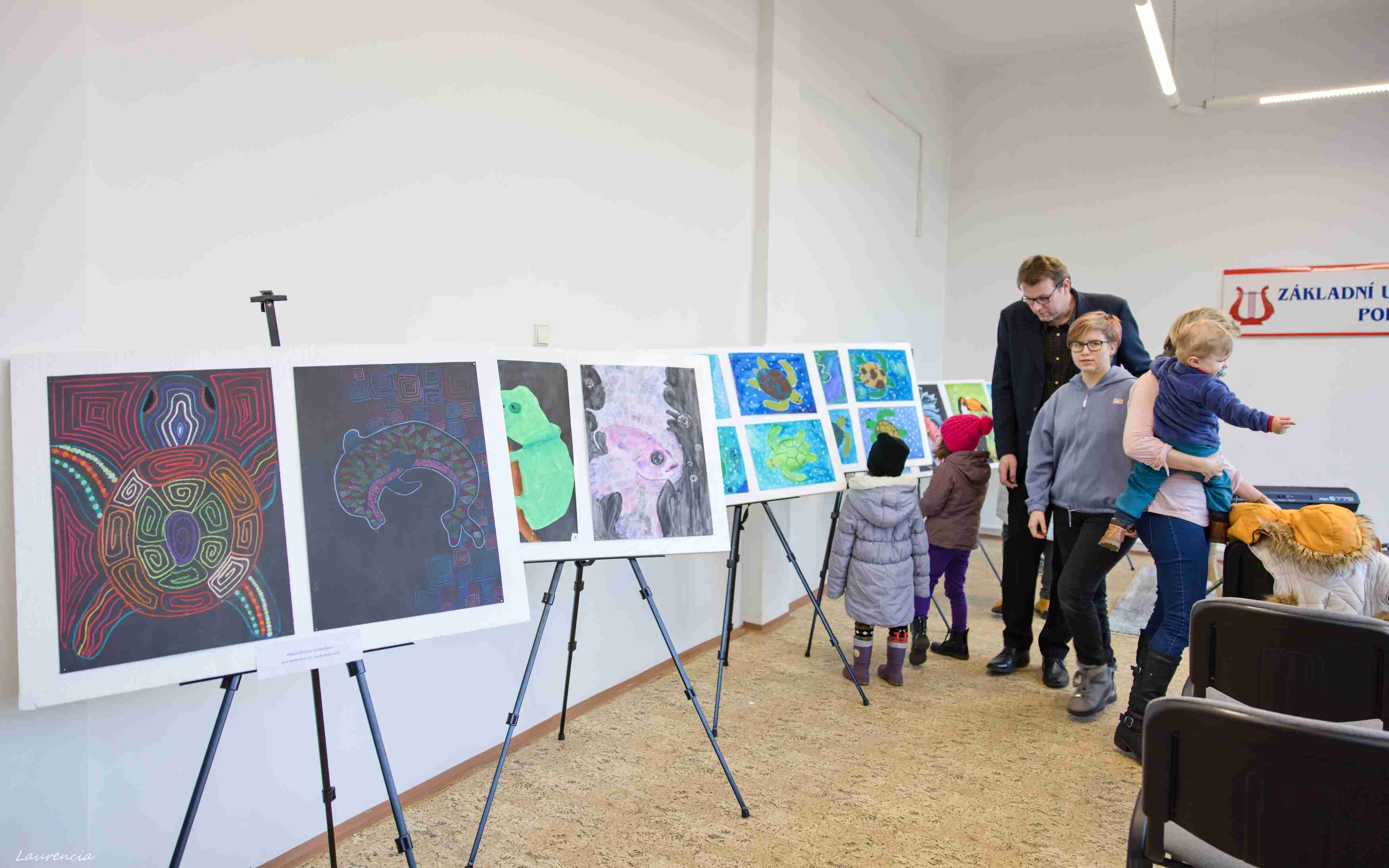 FOTO: V Podbořanech vystavují mladí umělci své výtvarné práce. Putovní výstava zkrášlí Domov pro seniory