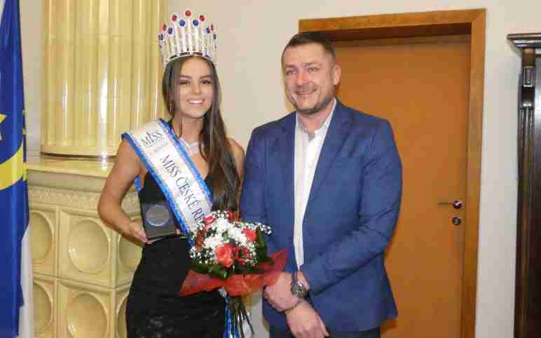 Miss ČR 2022 Andrea Kaplanová navštívila lounskou radnici a podepsala se do pamětní knihy