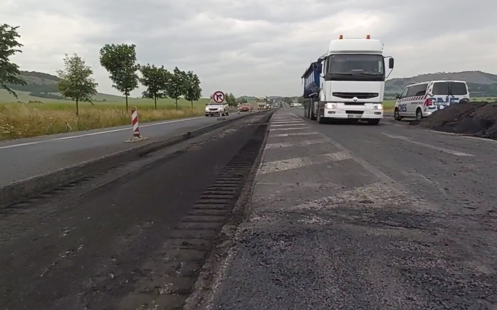 VIDEO: Silničáři u Rané začali frézovat další úsek. Řidiči musí počítat s dopravním omezením