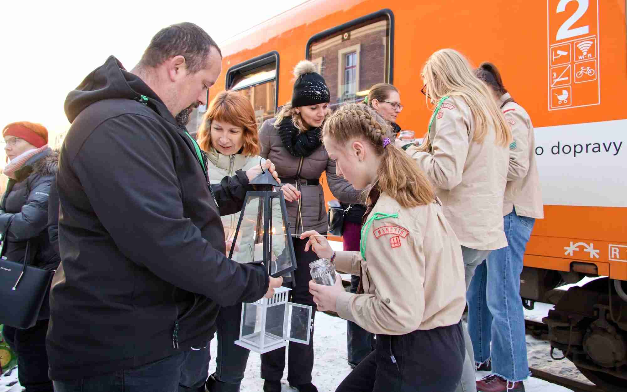 FOTO: Skauti přivezli do Podbořan Betlémské světlo