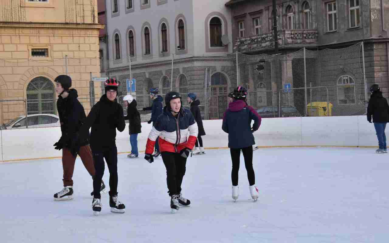 Kluziště před žateckou radnicí slouží bruslařům, hokejistům i školám