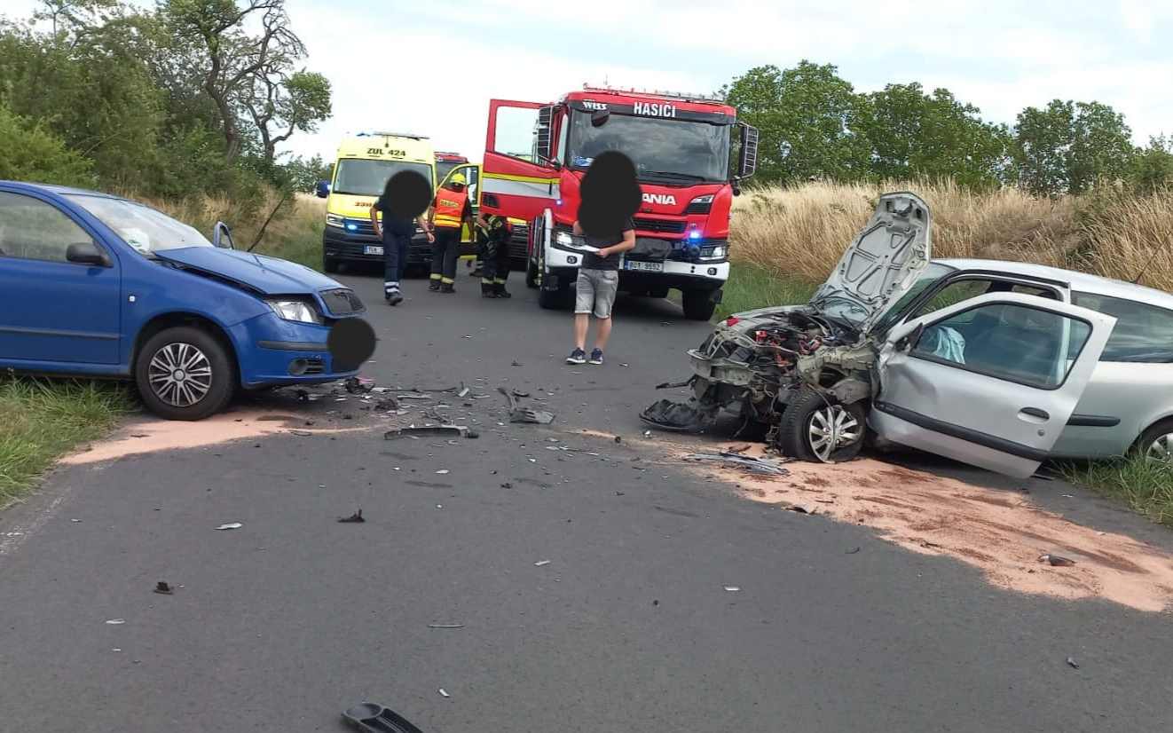 U obce Zeměchy se čelně srazila dvě auta. Jednoho řidiče museli hasiči z vraku vyprostit