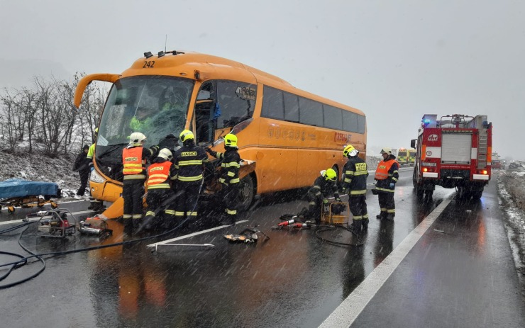 Při nedělní tragické nehodě autobusu s osobním autem vyhasl lidský život 