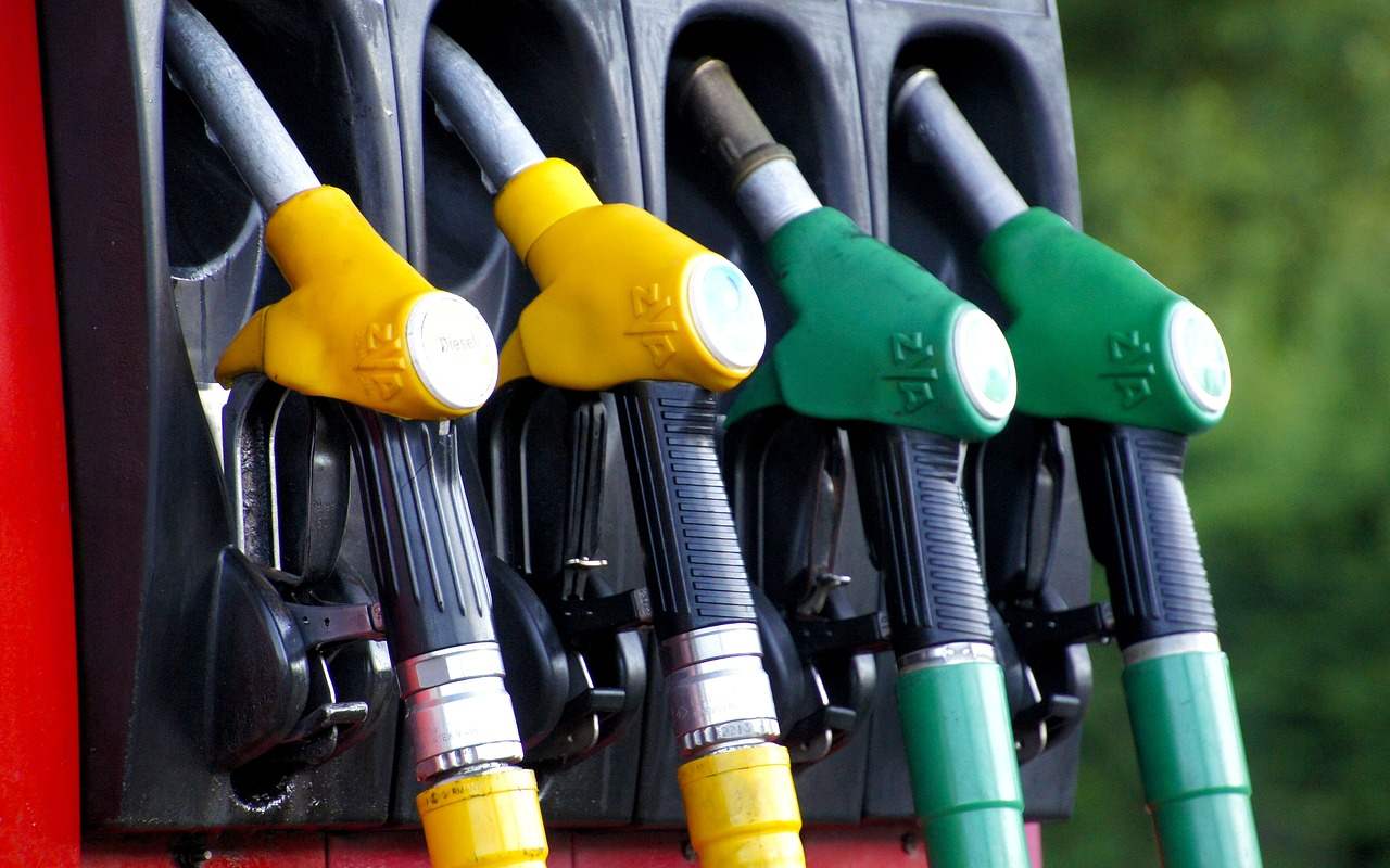 Pohonné hmoty zrychlily tempo zlevňování. Kolik teď stojí benzín a nafta?