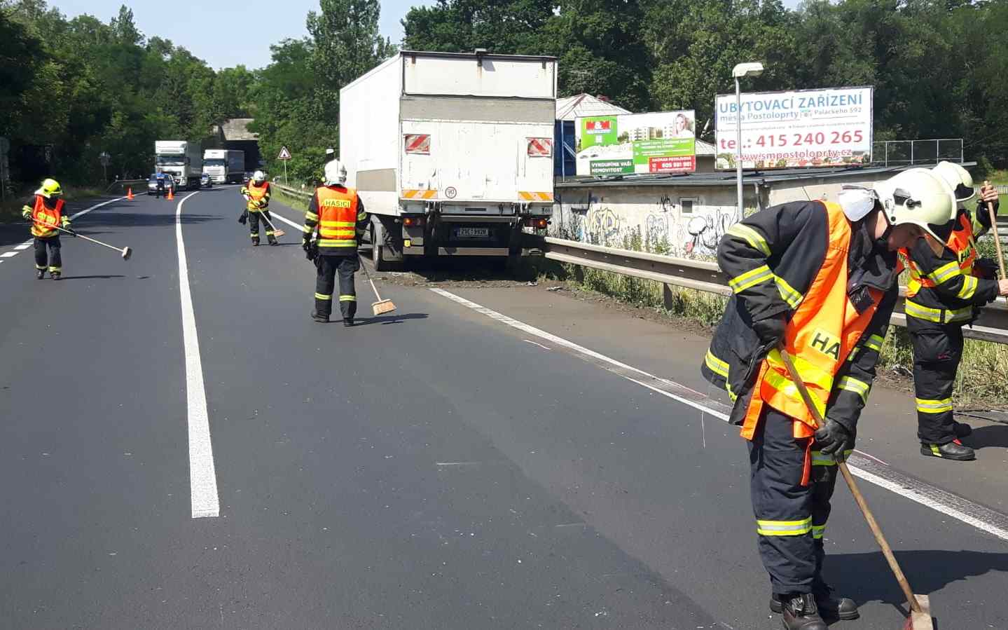 AKTUÁLNĚ: U Lubence se srazil minibus s náklaďákem. Silnice je uzavřena