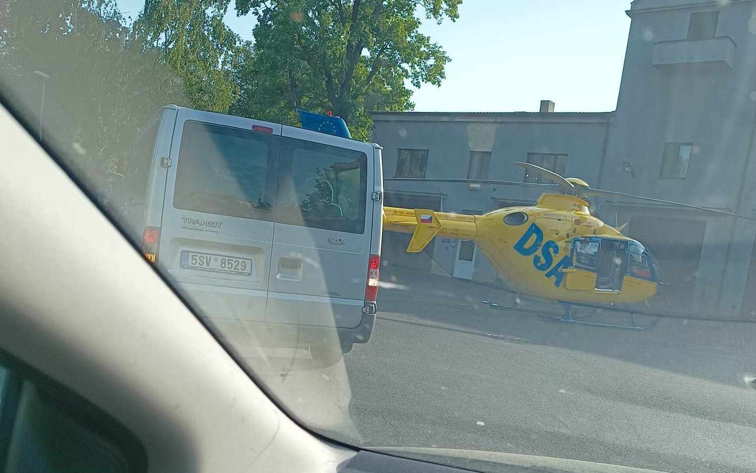 AKTUÁLNĚ: V Podbořanech srazilo auto mladého muže a ženu. Ta je vážně zraněná a letěl pro ni vrtulník