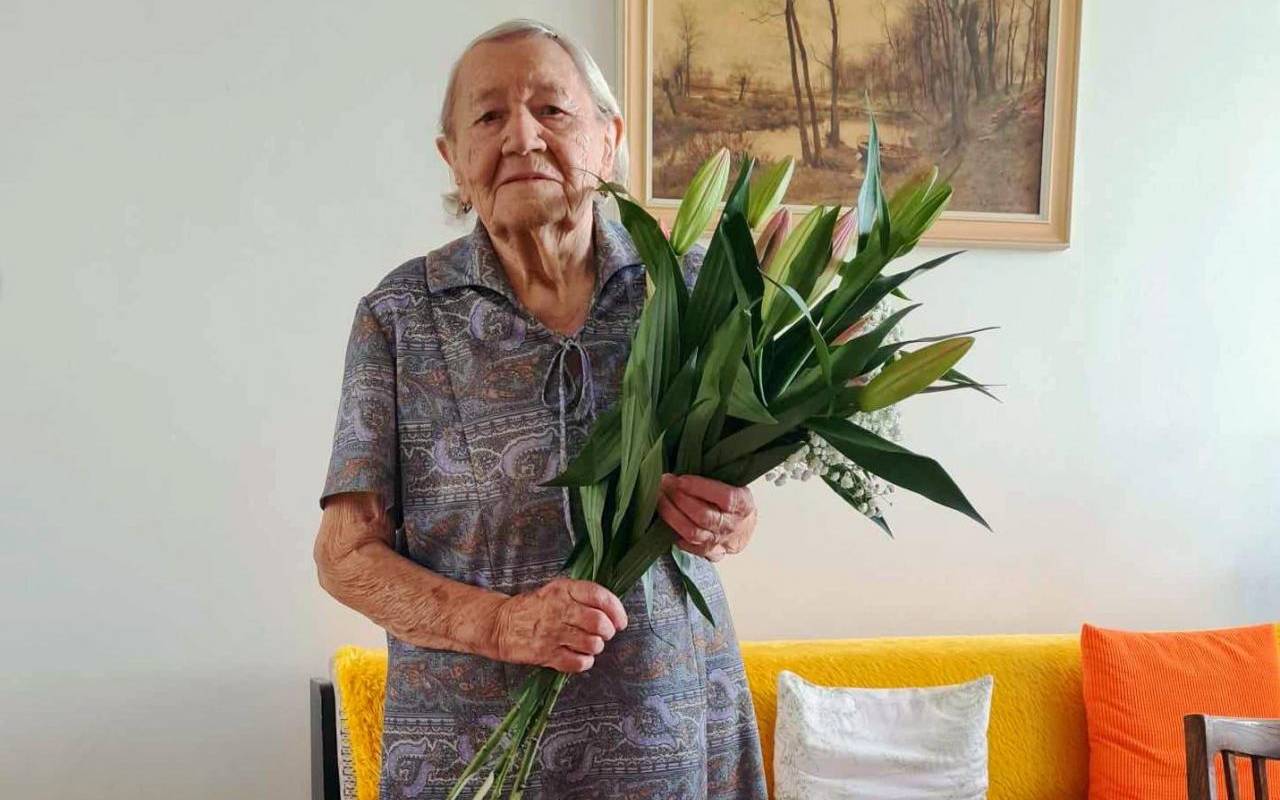 Úctyhodných 100 let oslavila Jarmila Bláhová ze Žatce. Blahopřát jí přišel i starosta města
