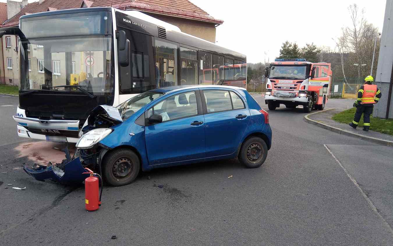 Desítky zraněných v havarovaném autobusu. Večer dojde k hromadné dopravní nehodě 