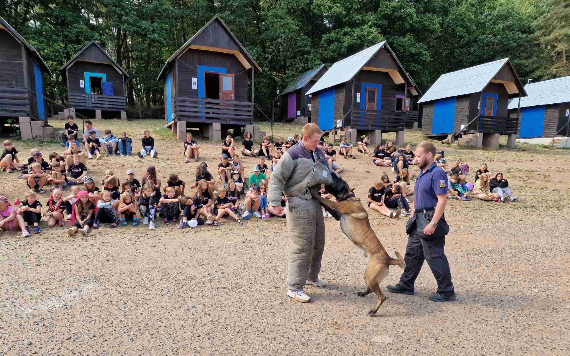 FOTO: Kynologové z Věznice Kynšperk nad Ohří přijeli za dětmi na tábor. Kromě poslušnosti psů předvedli i zadržení pachatele