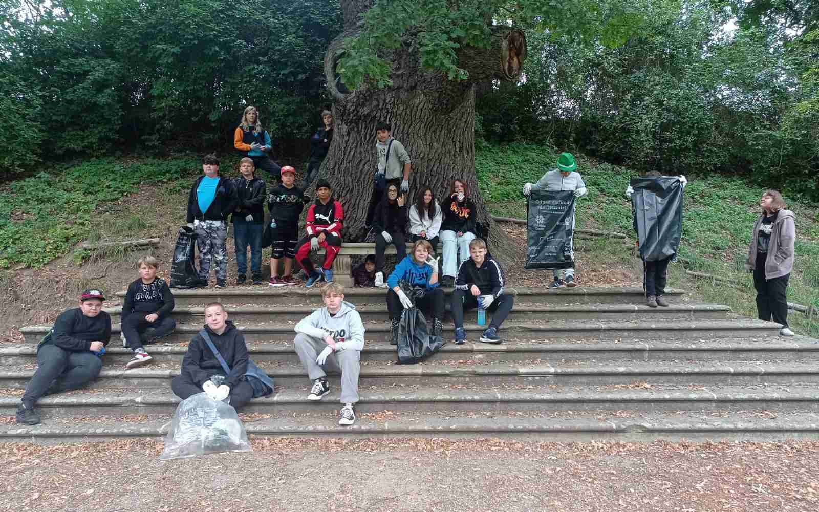 NAPSALI JSTE NÁM: Děti z Krásného Dvora řešily ekologické problémy, obec také zbavily odpadků