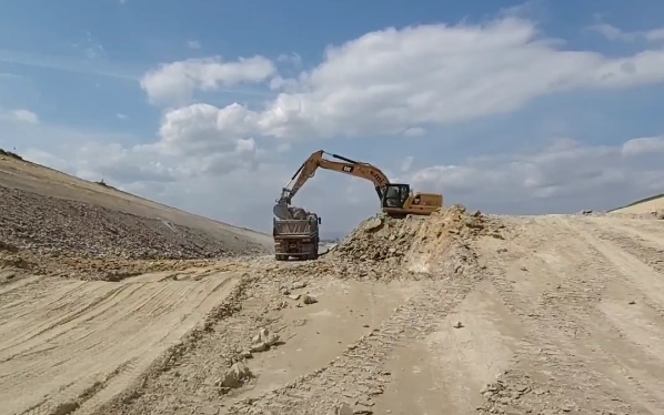 VIDEO: Silničáři u Chlumčan provádějí zásypy. Dálniční úsek je ze dvou třetin hotový