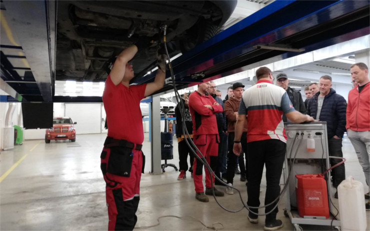 VIDEO: Ve školním autoservisu umí měnit olej v automatických převodovkách 