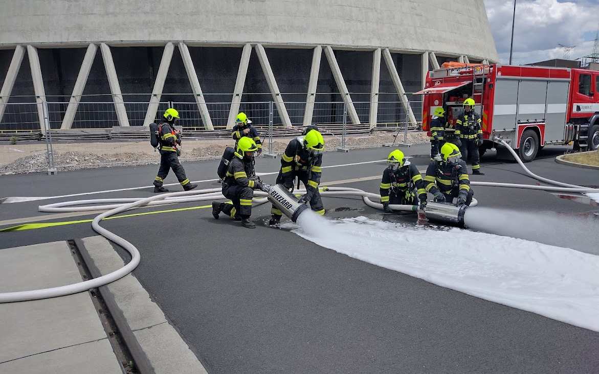 FOTO: Hasiči měli cvičný den. Zachraňovali děti a hasili požár v elektrárně