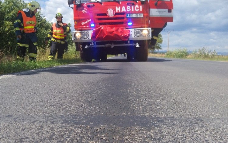 Na silnici u Výškova byl vyteklý olej. Hasiči skvrnu zlikvidovali