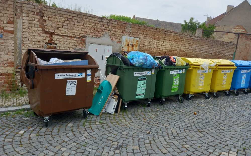 Odpad uložený mimo kontejnery? Je to černá skládka!