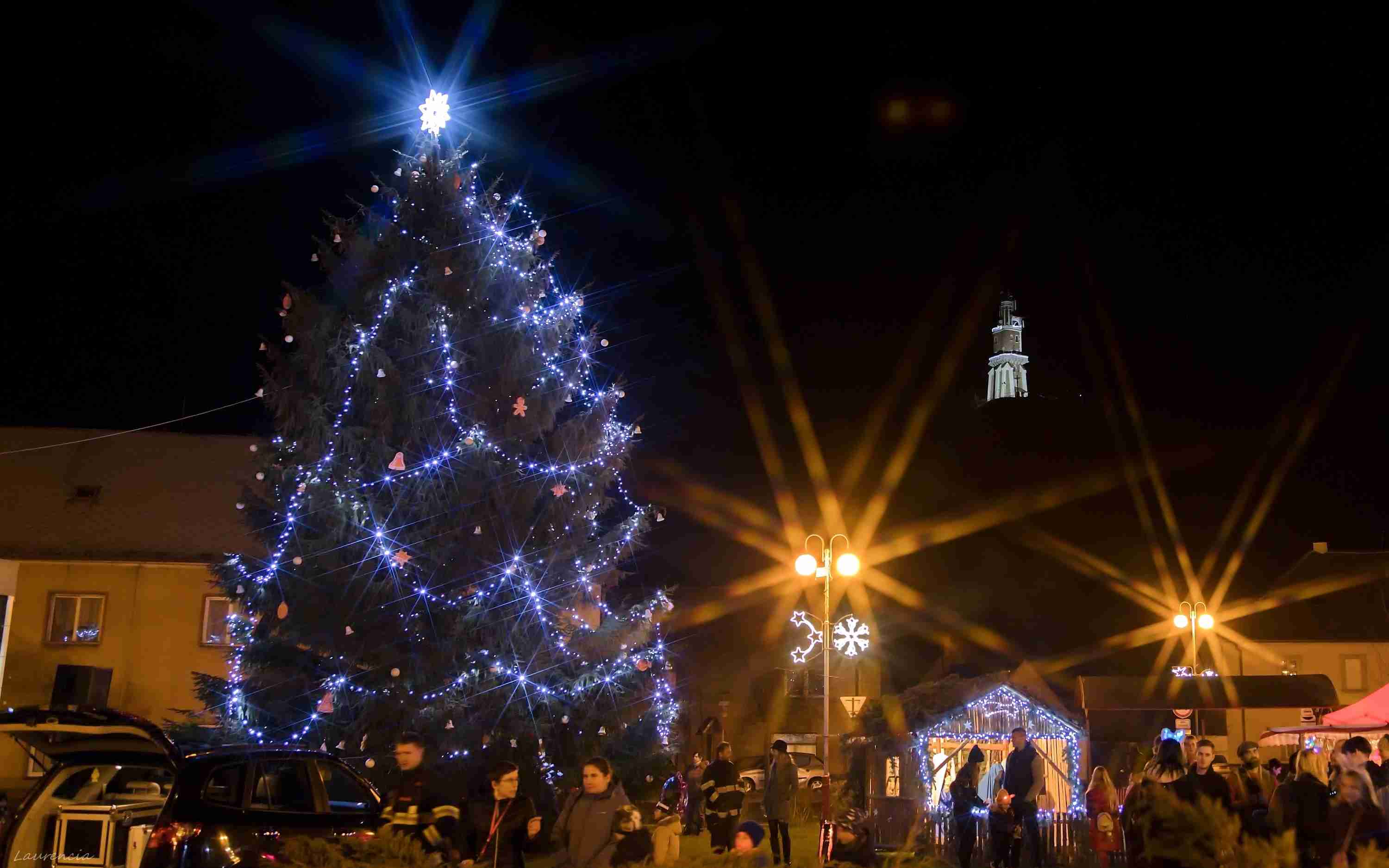 OBRAZEM: O víkendu se ve většině měst a obcí na Lounsku slavnostně rozsvítily vánoční stromy. Podívejte se, jak to vypadalo
