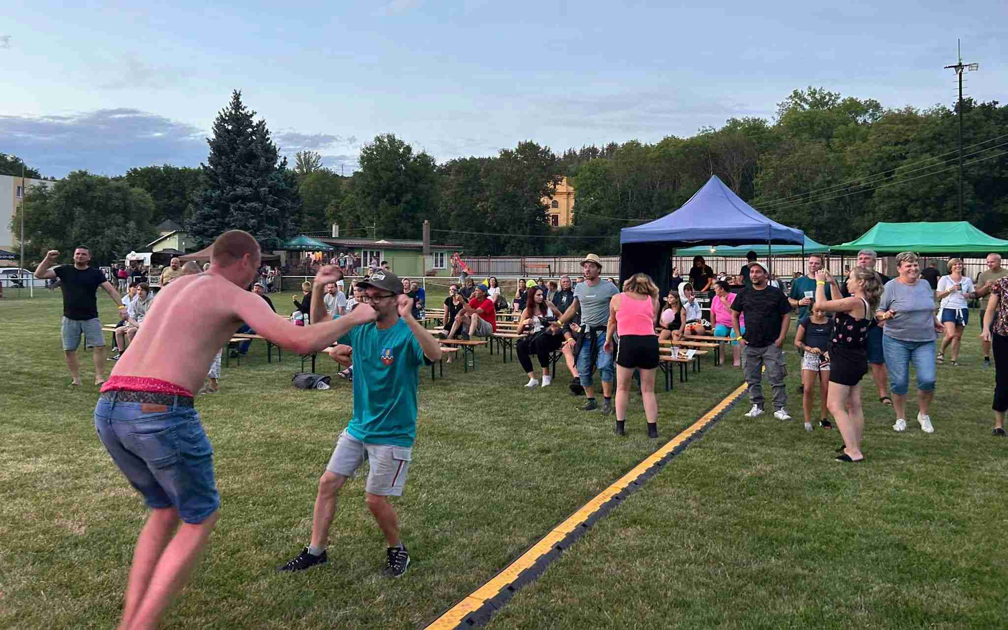 NAPSALI JSTE NÁM: Rock, country i pivo. Žiželický fesťák se vydařil