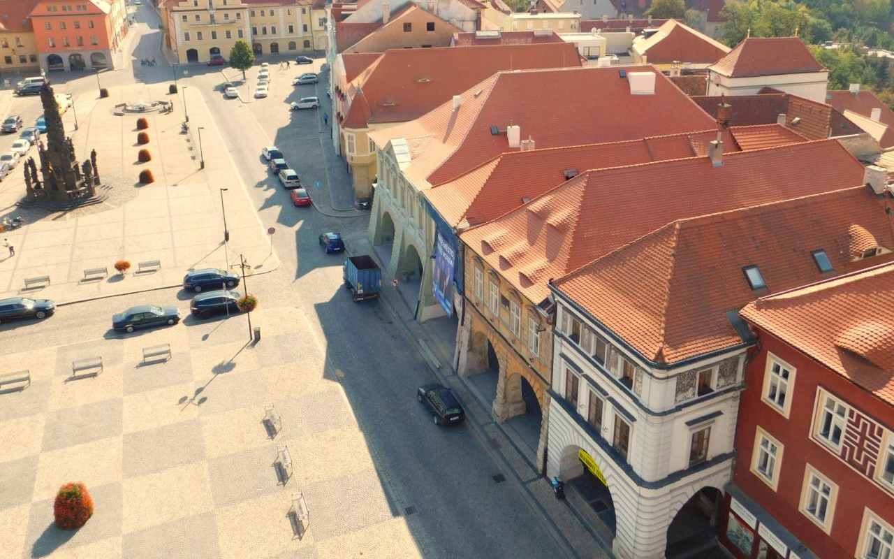 Co s parkováním v centru Žatce? Na názor se město ptá i obyvatel