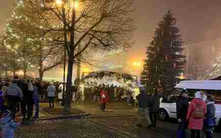 FOTO: V Lounech slavnostně rozsvítili vánoční strom