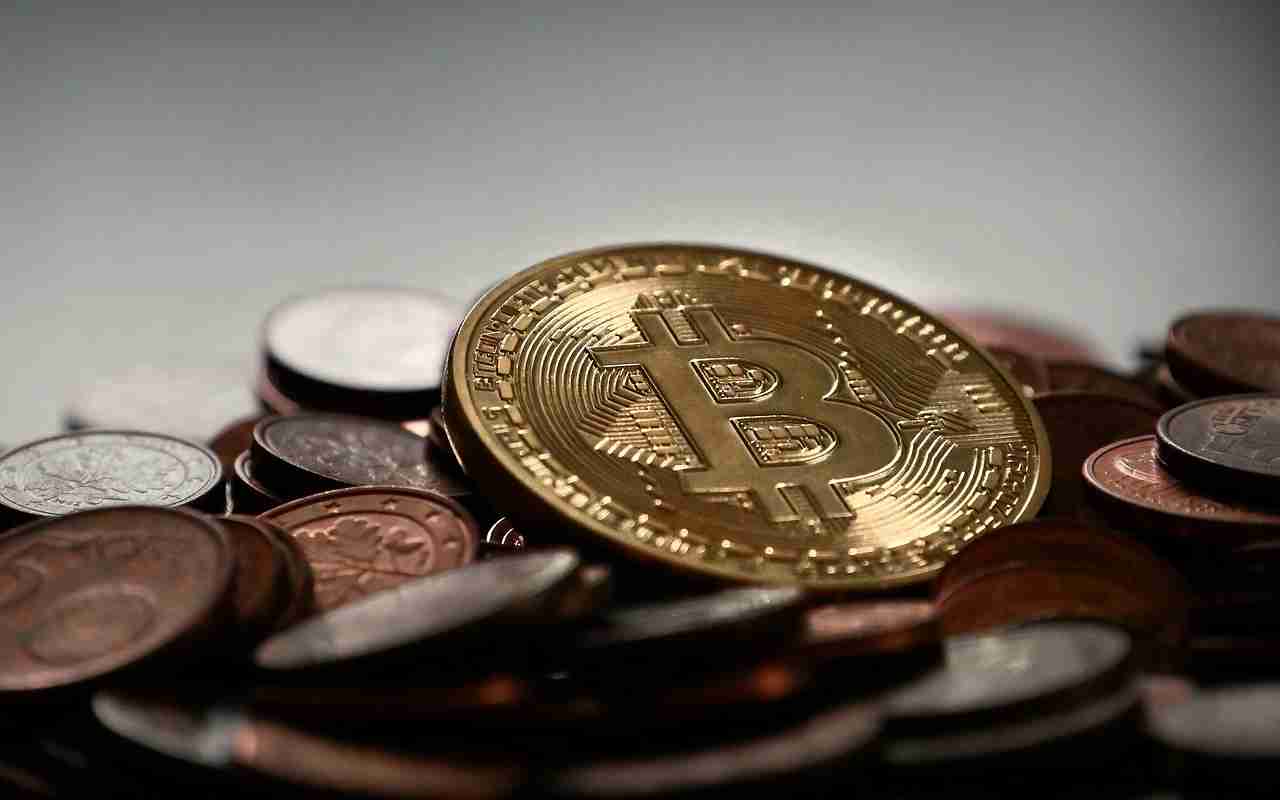 KOMENTÁŘ EKONOMA: Bitcoin zase roste na ceně. Vyplatí se do něj investovat?