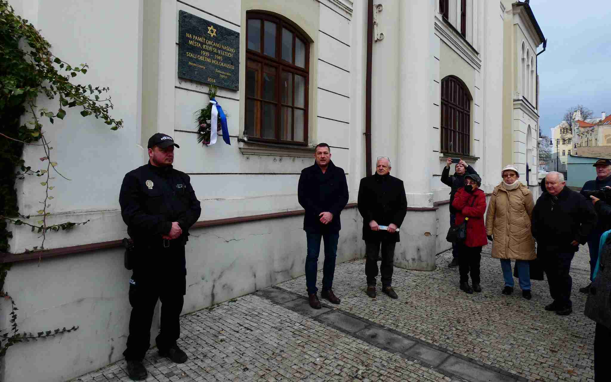 FOTO: Město Louny uctilo Den památky obětí holocaustu