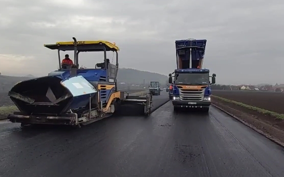 VIDEO: V uzavřeném úseku silnice mezi Hořencem a Libčevsí aktuálně probíhá pokládka asfaltu. Silničáři ukázali, jak to na místě vypadá