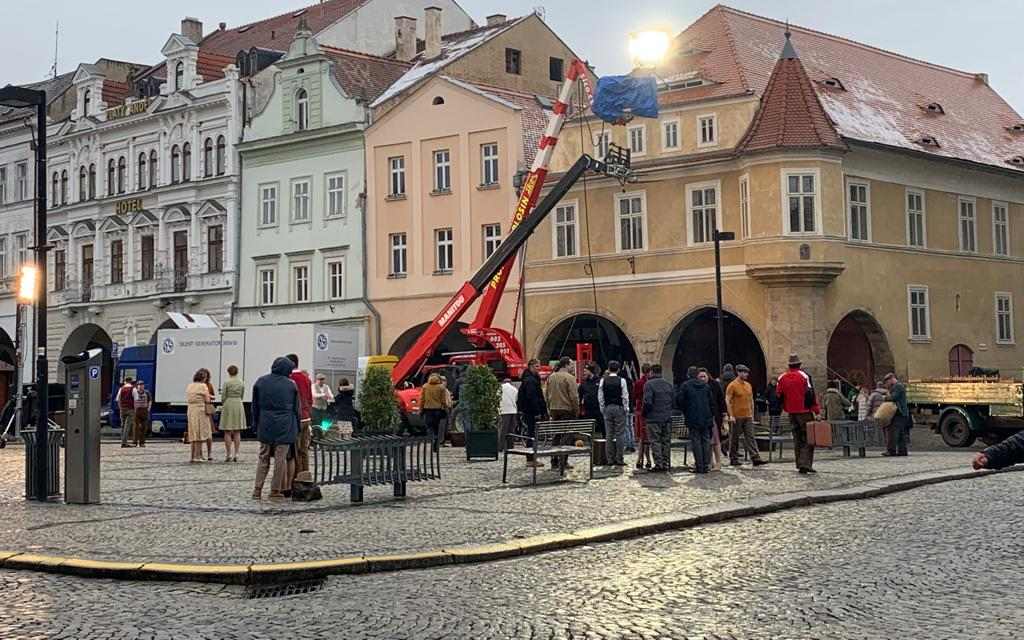 FOTO: Filmaři obsadili centrum Žatce. Některými ulicemi neprojedete ani neprojdete