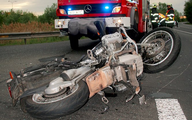 AKTUÁLNĚ: U Holedeče vylétl motorkář ze silnice. Zraněný skončil v nemocnici