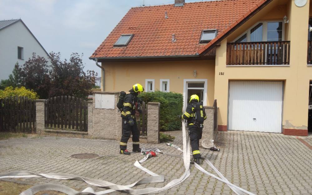 FOTO: V obci Blažim hořela střecha domu. Hasiči museli použít dýchací techniku