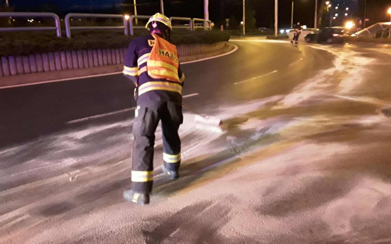 Na silnicích v celém Ústeckém kraji se objevily mastné skvrny a louže 