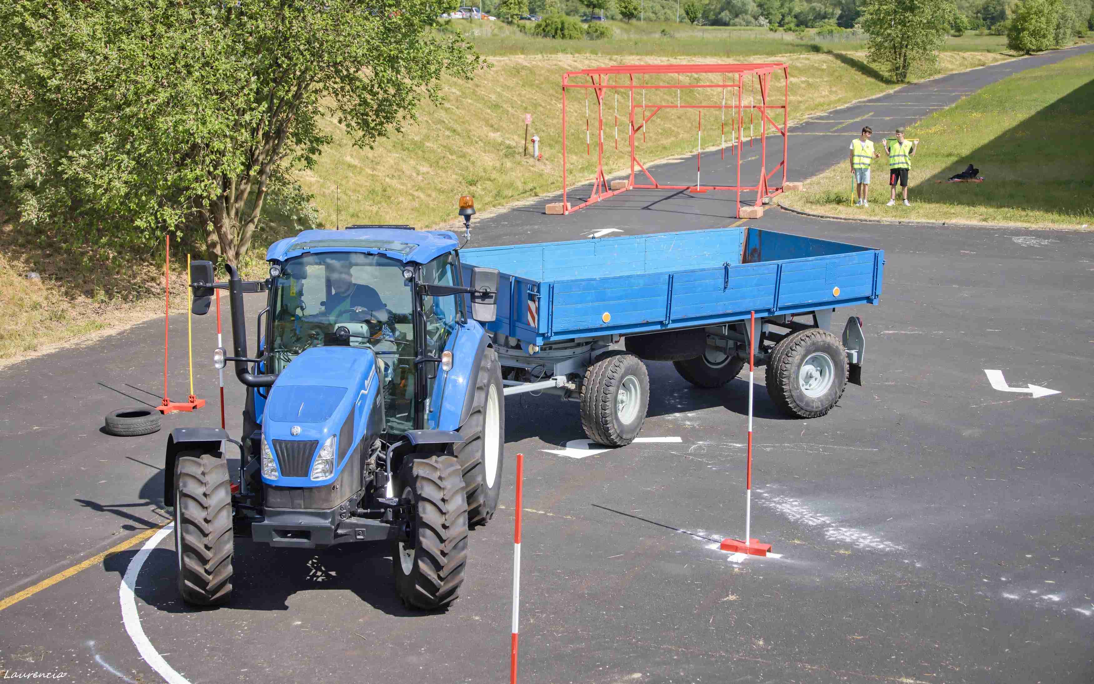 FOTO: Žáci zemědělských škol soutěžili v Podbořanech o titul mistra republiky v řízení traktoru s vlekem