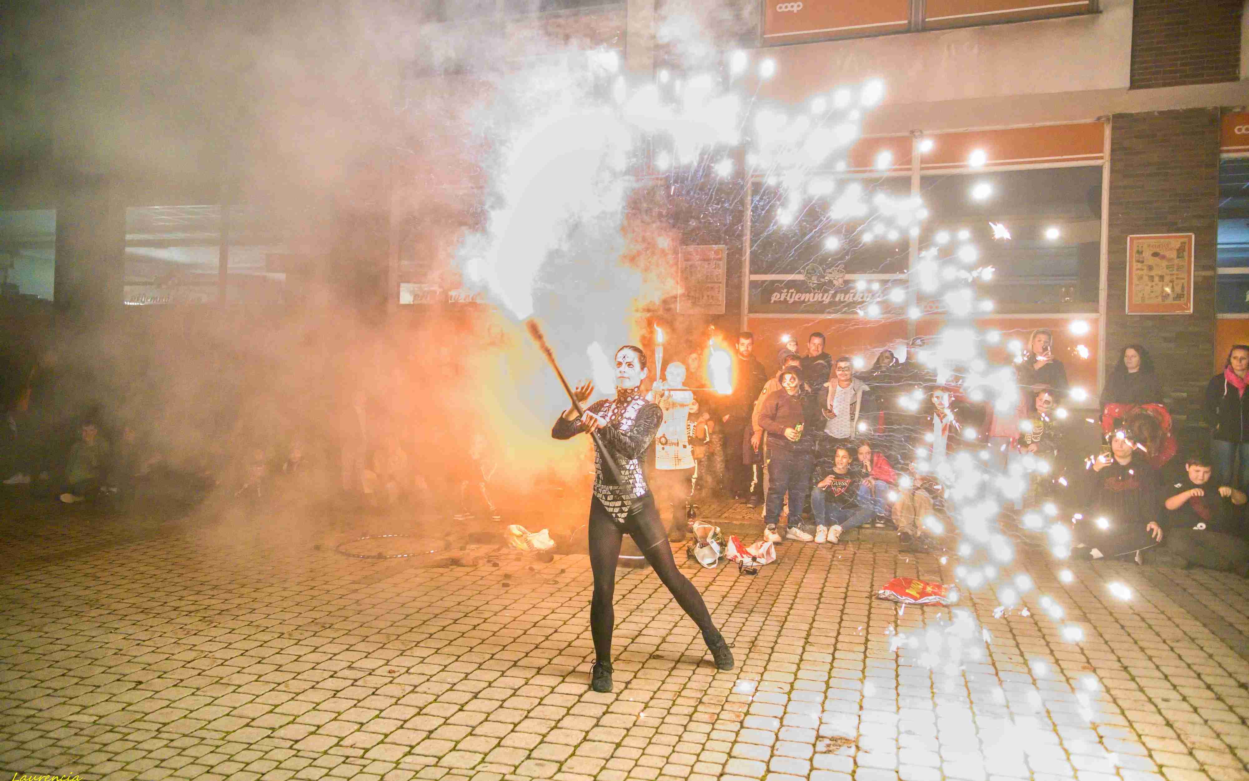 OBRAZEM: Halloween v Podbořanech zakončila ohnivá show