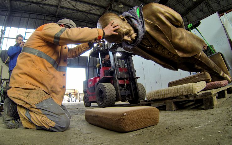 Ukládání sochy T. G. Masaryka na dočasné místo před jejím konečným umístěním k mosteckému divadlu. Foto: www.e-mostecko.cz Ukládání sochy T. G. Masaryka na dočasné místo před jejím konečným umístěním k mosteckému divadlu. Foto: www.e-mostecko.cz