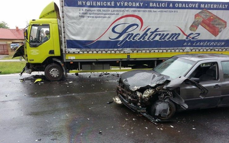 Nehoda ve Velemyšlevsi. Foto od čtenáře