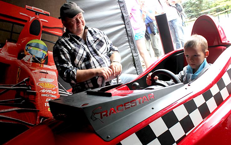 V mosteckém Centralu se chystá zábava pro chlapy včetně automobilových simulátorů. Ilustrační foto: Oldřich Hájek