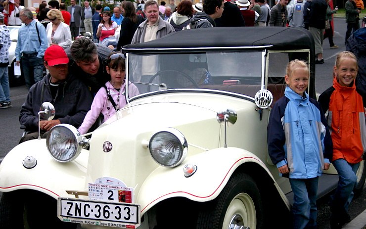 Kde se veteránské automobily objeví, tam budí pozornost. Ilustrační foto: Oldřich Hájek