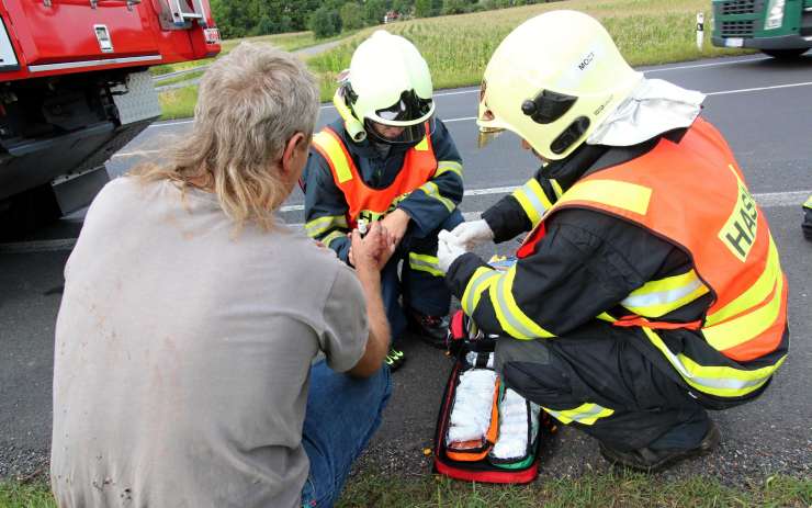 Poraněného řidiče na rukou na místě ošetřili přivolaní hasiči. Foto: Jan Vraný