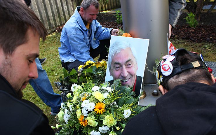 Fanoušci pokládají květiny a svíčky k pomníčku Ivana Hlinky pod jeho sochou u zimního stadionu v Litvínově. Foto: Oldřich Hájek