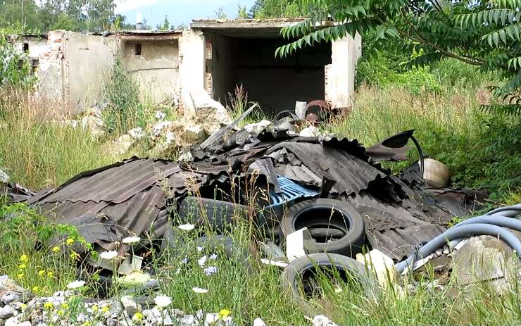 Na skládkách se nejčastěji objevují pneumatiky a vysloužilé elektrospotřebiče. Foto: Oldřich Hájek