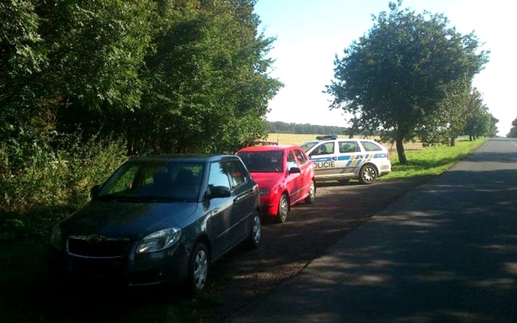 Policisté kontrolují houbaře u lesa. Foto: Policie ČR